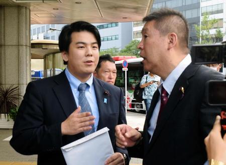 中央区議の二瓶文徳氏（左）と面会した立花孝志氏＝東京・中央区役所前