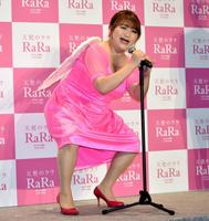 熱唱するりんごちゃん＝都内