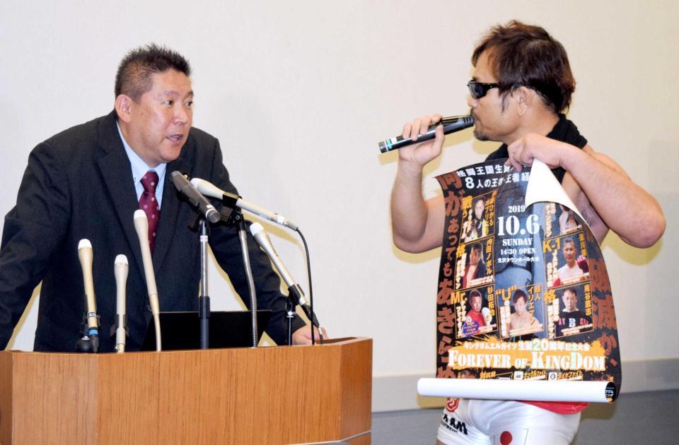 　プロレスラー「超人イリエマン」と名乗る男性からの質問に応じる立花孝志氏＝東京・参議院議員会館