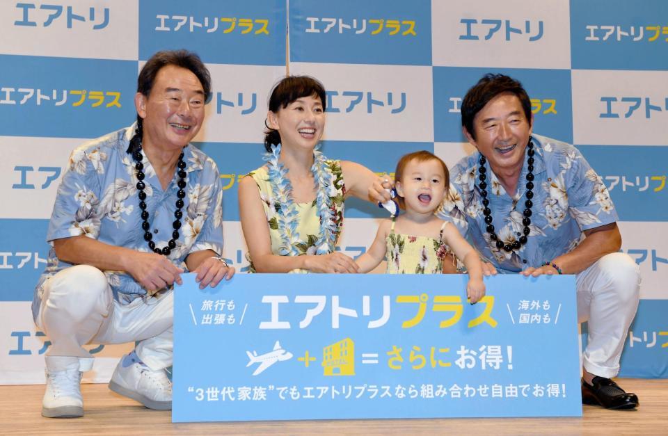 イベントで笑顔の（左から）東尾修氏、東尾理子、次女・石田つむぎちゃん、石田純一＝都内