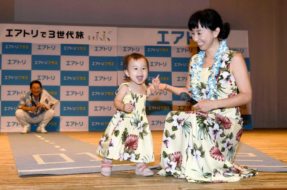 イベントでご機嫌の次女・石田つむぎちゃん。右は東尾理子、後方は東尾修氏＝都内