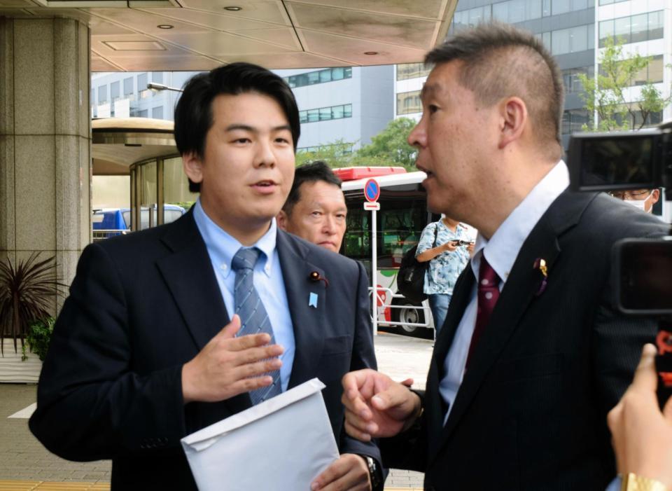 中央区議の二瓶文徳氏（左）と面会した立花孝志氏＝東京・中央区役所前