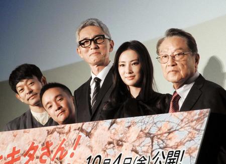 　舞台あいさつした（左から）山中崇、濱田岳、松重豊、北川景子、伊東四朗＝都内