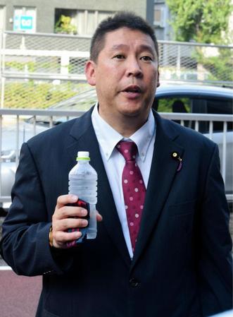 二瓶区議との面会を求めて中央区議会を訪れた立花孝志氏＝東京・中央区役所前