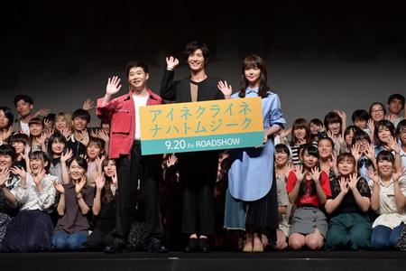 　学生と一緒に手を振る（左から）矢本悠馬、三浦春馬、多部未華子＝都内