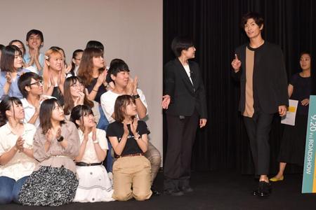 　学生が拍手する中、登場する三浦春馬（右）＝都内