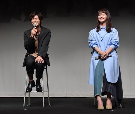 　笑顔で学生の質問に応じる三浦春馬（左）と多部未華子＝都内