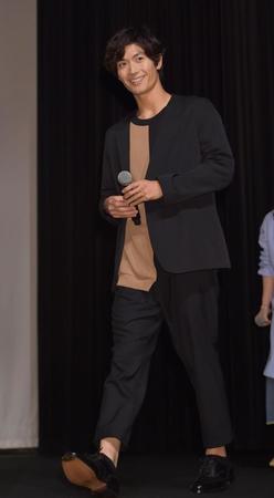 　笑顔を浮かべて登場する三浦春馬＝都内