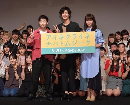 　学生と一緒に記念撮影する（左から）矢本悠馬、三浦春馬、多部未華子＝都内