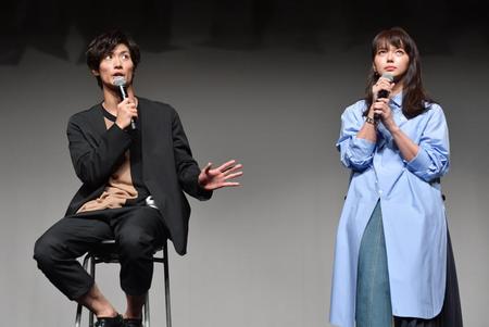 　多部未華子（右）とトークする三浦春馬＝都内