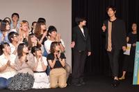 　学生が拍手する中、登場する三浦春馬（右）＝都内