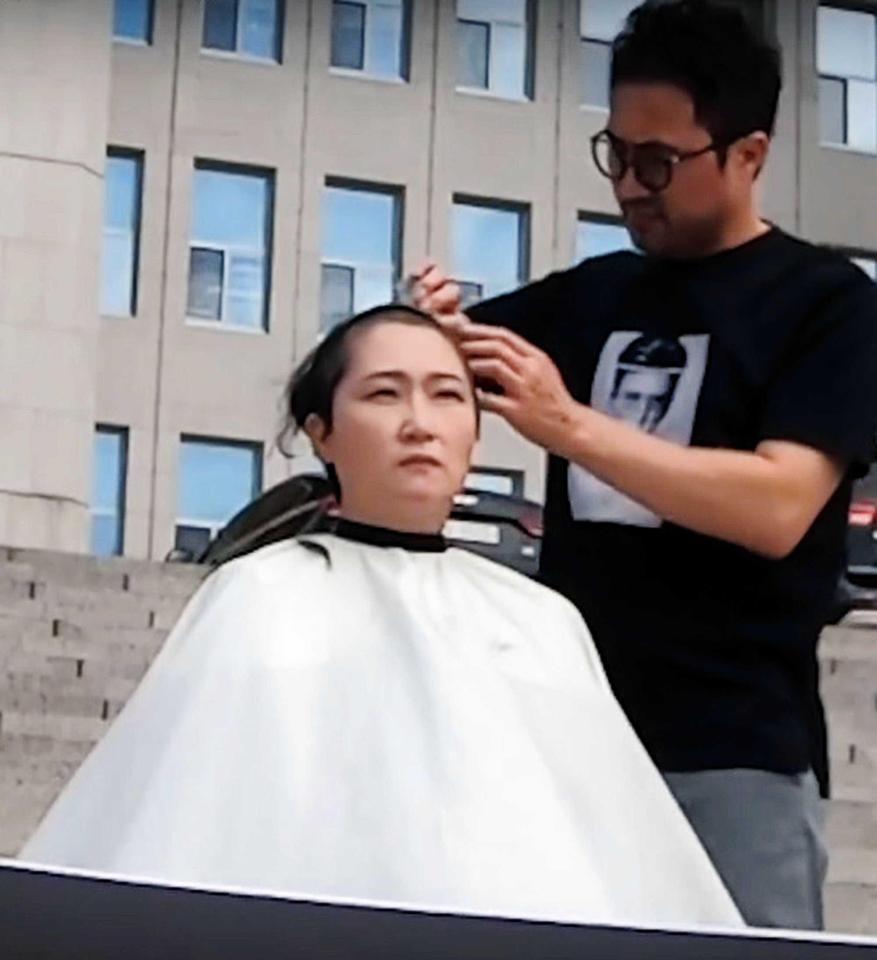 韓国女性議員が丸刈り抗議 タマネギ男 の法相任命撤回求める 芸能 デイリースポーツ Online