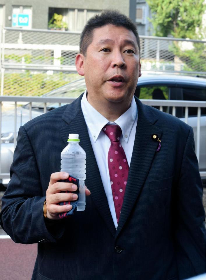 二瓶区議との面会を求めて中央区議会を訪れた立花孝志氏＝東京・中央区役所前