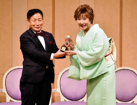 　授賞式に出席した小林幸子（右）＝東京・グランドプリンスホテル高輪