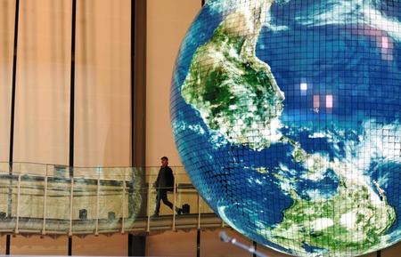 ジオコスモス（巨大地球儀）を囲む回廊を歩いて登場したブラッド・ピット＝東京・日本科学未来館（撮影・開出牧）