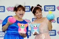 ペットトイにぞっこんだった辻希美（右）とりんごちゃん＝東京・六本木