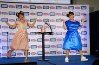 リズムに合わせてダンスを披露する辻希美（右）とりんごちゃん＝東京・六本木