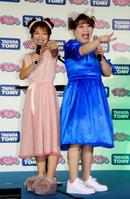 「ミュージック　スターティン！！」のポーズを決める辻希美（左）とりんごちゃん＝東京・六本木