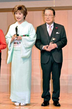　授賞式に出席した小林幸子（左）と伊東四朗＝東京・グランドプリンスホテル高輪