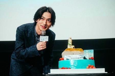 　バースデーケーキに喜ぶ横浜流星＝東京・新宿バルト９