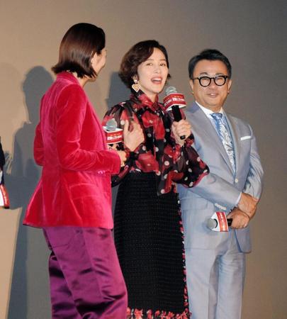 　三谷幸喜監督（右）、小池栄子（左）らと舞台あいさつを行った木村佳乃