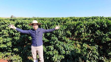 　豆を収穫するため、ブラジルのコーヒー農園を訪れた三山ひろし