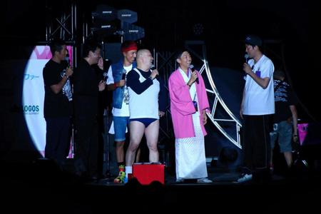 「コヤブソニック」のステージでトークする（左から）麒麟・田村、２７００・八十島、ツネ、くまだまさし、天津木村、小籔千豊＝インテックス大阪