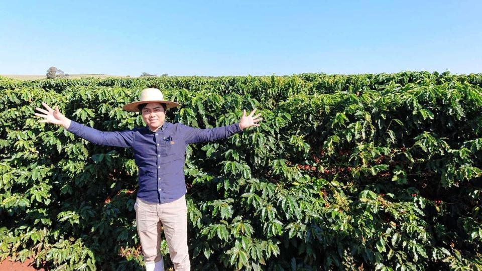 　豆を収穫するため、ブラジルのコーヒー農園を訪れた三山ひろし