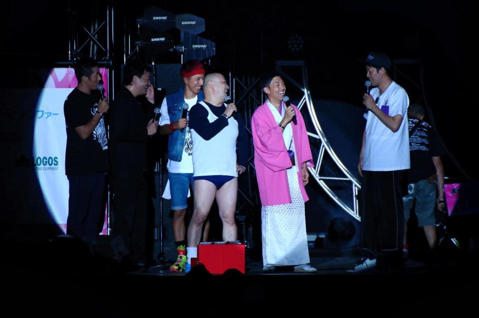 「コヤブソニック」のステージでトークする（左から）麒麟・田村、２７００・八十島、ツネ、くまだまさし、天津木村、小籔千豊＝インテックス大阪