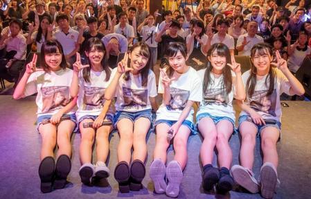森島みなみ（左から３人目）の卒業ライブを行ったＫＯＢｅｒｒｉｅＳ♪＝神戸市内