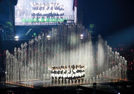 　「夏の全国アリーナツアー２０１９」　噴水を使った演出で会場を盛り上げる欅坂４６＝東京ドーム（撮影・堀内翔）