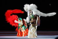 開幕セレモニーで、連獅子の舞を披露する市川右団次さん（右）と右近君親子＝20日夕、東京都調布市の味の素スタジアム