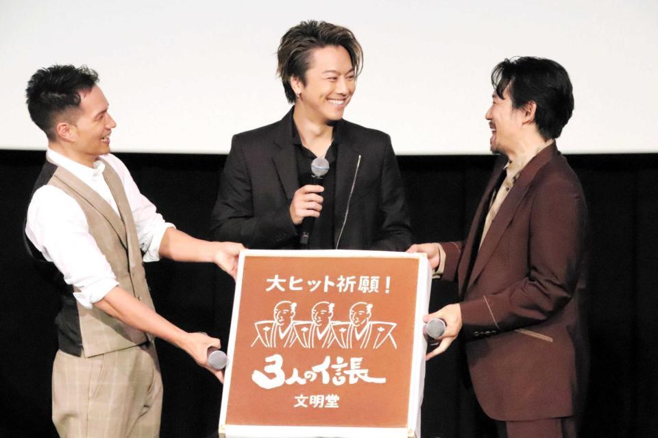 　巨大カステラで公開を祝った（左から）市原隼人、ＴＡＫＡＨＩＲＯ、岡田義徳＝東京・日比谷
