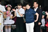 ボッチャを行う（中央左から）大橋未歩、小池百合子知事＝東京・ベルサール秋葉原