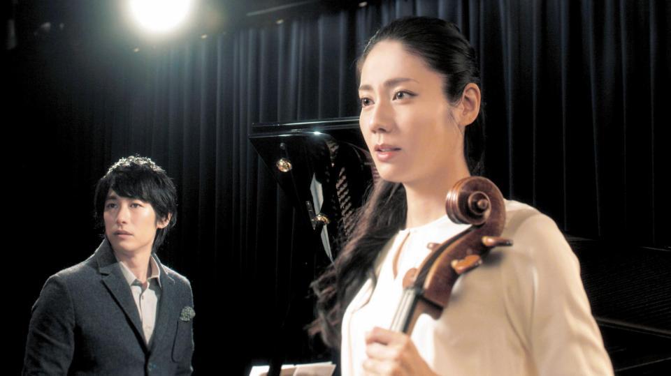 　ピアニスト役のディーン・フジオカ（左）とチェリスト役の松下奈緒