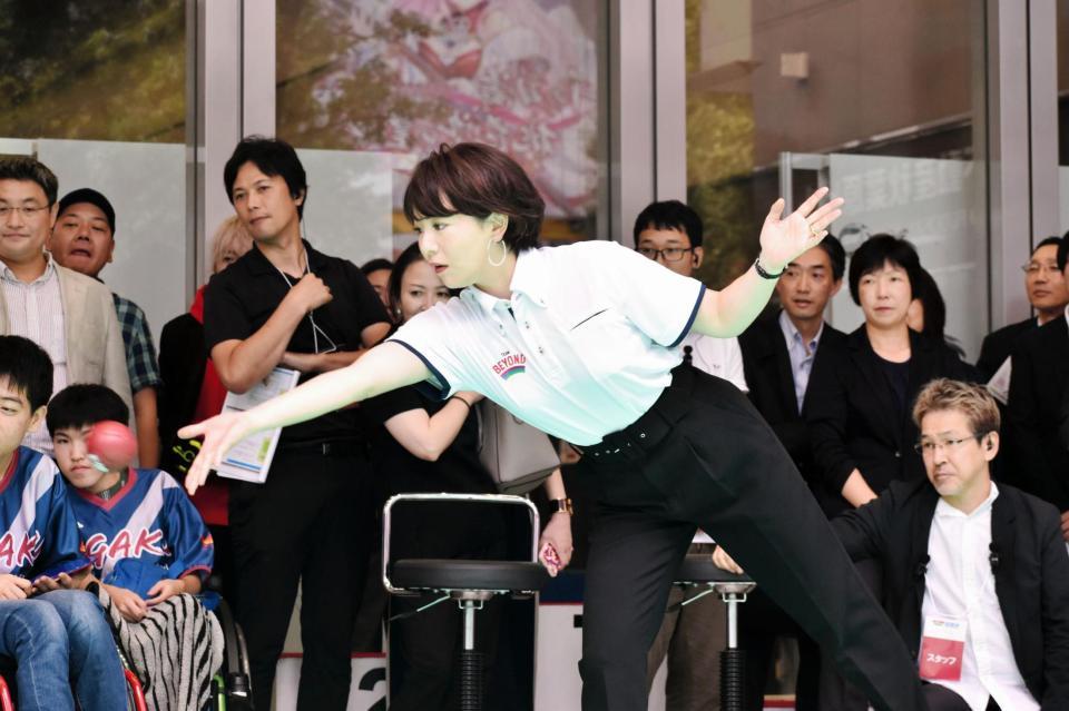 ボールを投げる大橋未歩＝東京・ベルサール秋葉原