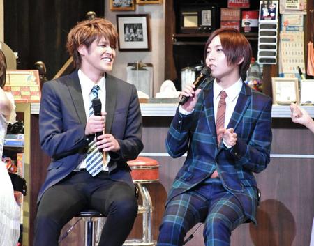 トークする宮野真守（左）、蒼井翔太＝ＩＨＩステージアラウンド東京