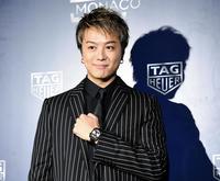 笑顔で腕時計を披露するＴＡＫＡＨＩＲＯ＝東京国立博物館（撮影・棚橋慶太）