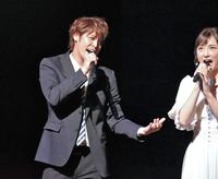 歌唱する宮野真守（左）＝ＩＨＩステージアラウンド東京