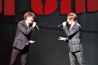 歌唱する宮野真守（左）、蒼井翔太＝ＩＨＩステージアラウンド東京