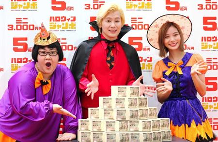 　イベントに登場した（左から）メイプル超合金・安藤なつ、カズレーザー、朝日奈央＝東京・銀座