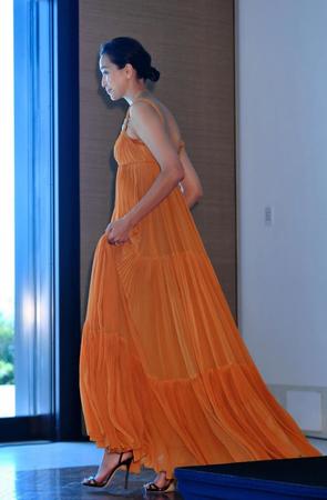鮮やかなオレンジのドレス姿で授賞式に登場した杏＝都内
