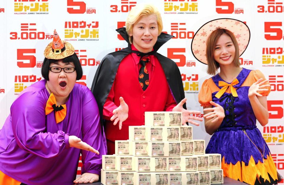 　イベントに登場した（左から）メイプル超合金・安藤なつ、カズレーザー、朝日奈央＝東京・銀座