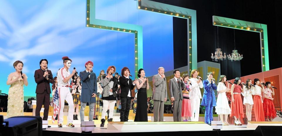 　ＪＡＳＲＡＣ８０周年記念コンサートに出演した五木ひろし（左から９人目）ら＝東京・ＮＨＫホール