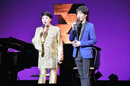 熱唱する美川憲一（左）、中澤卓也＝東京・日本青年館