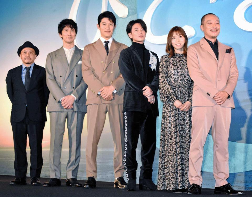 　イベントに登場した（左から）白石和彌監督、佐々木蔵之介、鈴木亮平、佐藤健、松岡茉優、音尾琢真＝東京・ＴＯＨＯシネマズ六本木ヒルズ