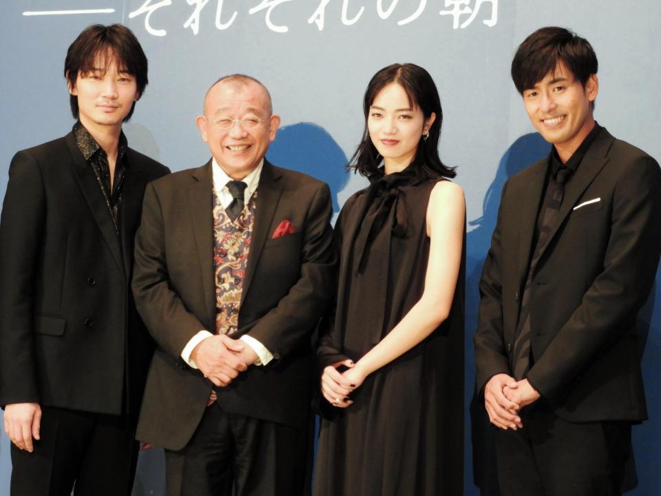 舞台あいさつした（左から）綾野剛、笑福亭鶴瓶、小松菜奈、Ｋ＝東京・丸の内ＴＯＥＩ