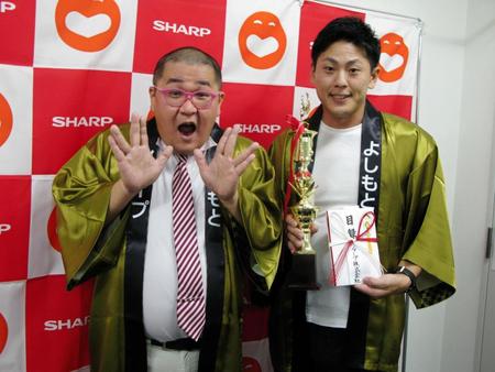 「シャープＰＲ－１グランプリ」を制したひめころんの杵築拓也（左）と齊官昌伍（右）＝大阪市内