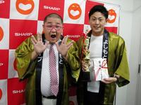 「シャープＰＲ－１グランプリ」を制したひめころんの杵築拓也（左）と齊官昌伍（右）＝大阪市内