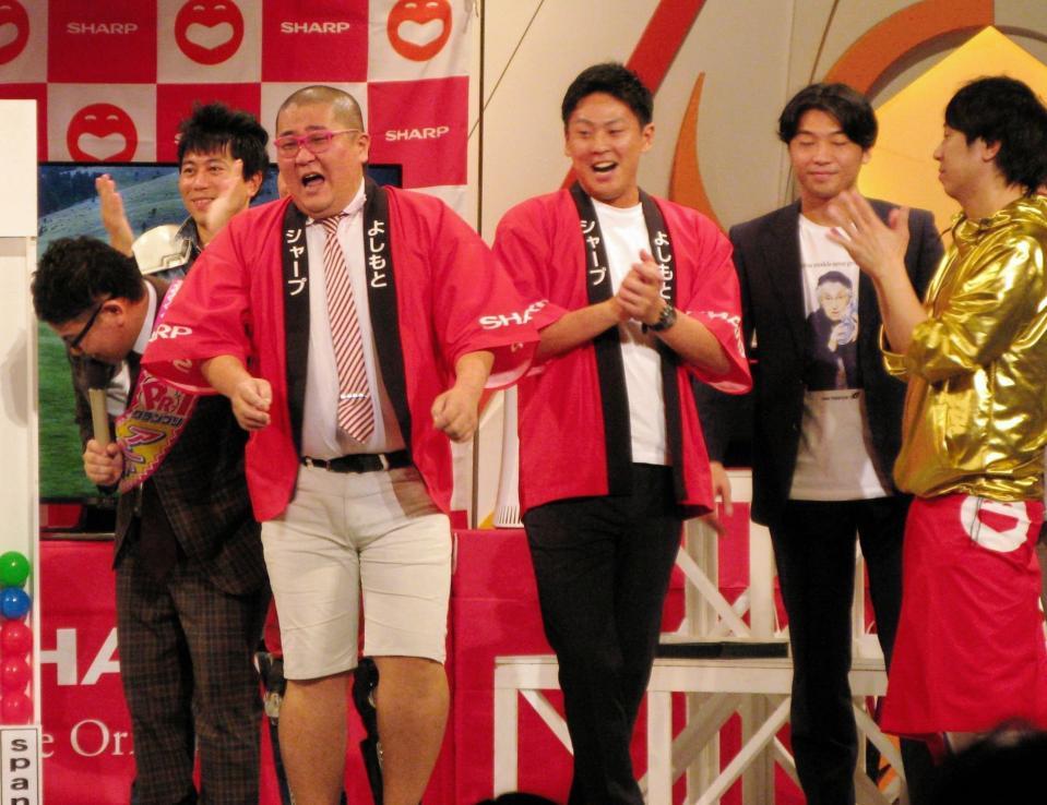 「シャープＰＲ－１グランプリ」を制したひめころんの杵築拓也（手前左）と齊官昌伍（同右）＝大阪市内